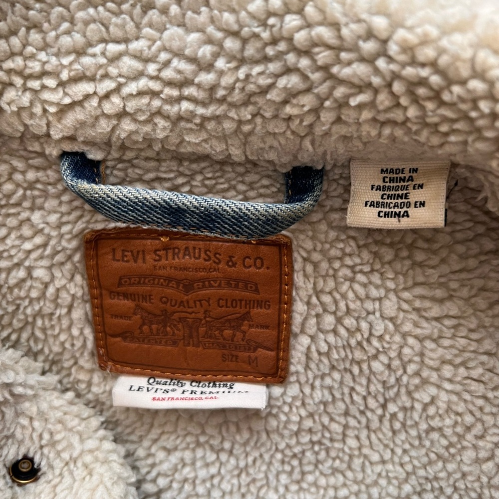 Levi's Blue Jean Jacket with Cream Sherpa Lining - Picture 4 of 7